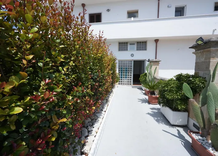 לינה וארוחת בוקר 3m - Seahouse 4*